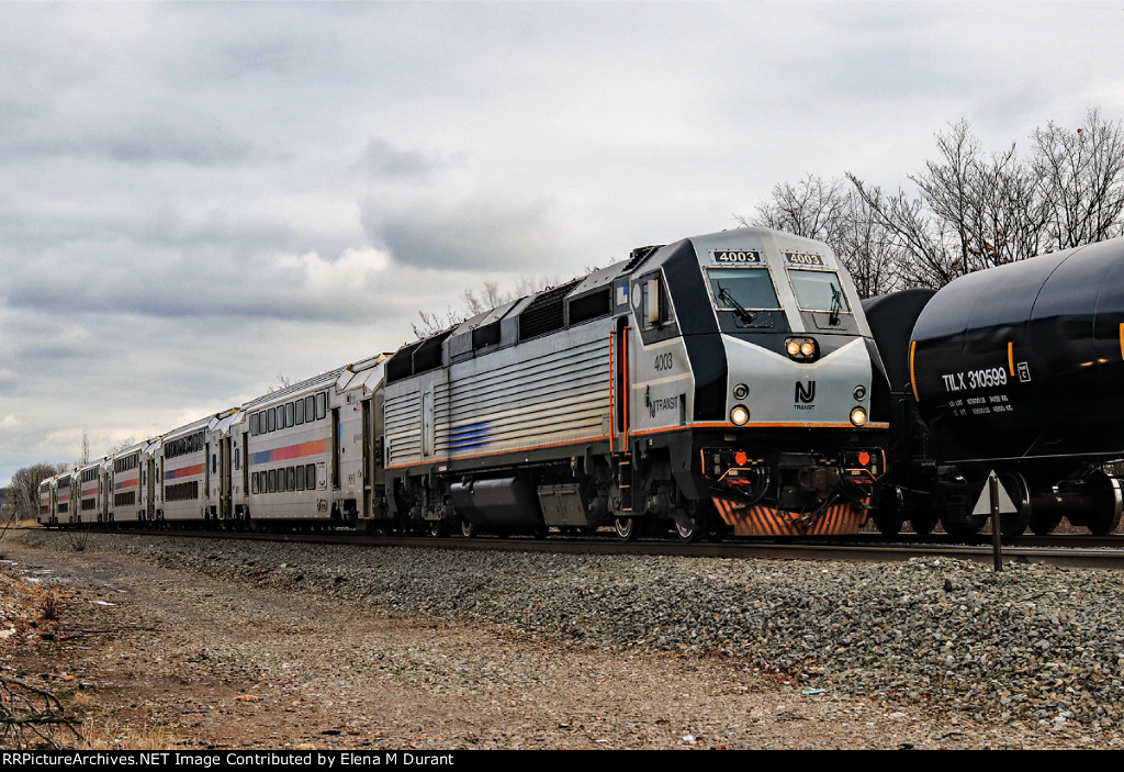 NJT 4003 on train 5517